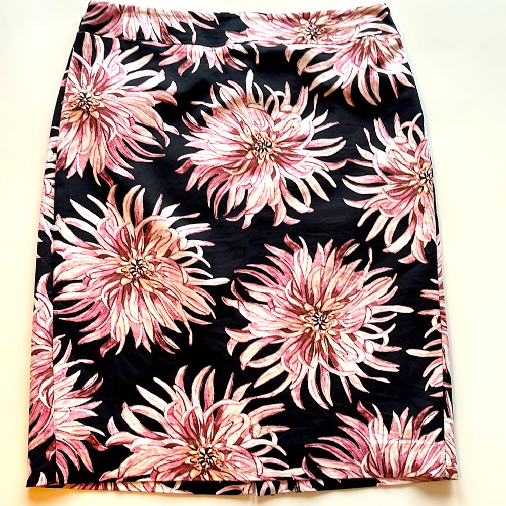 Ann Taylor Factory pencil skirt. Size 12. Color: black, white, cream.
